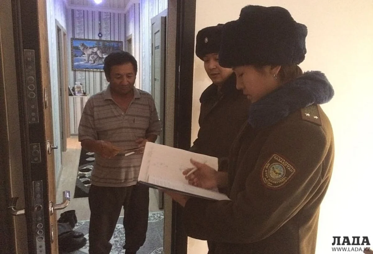 Пожарные раздали жителям брошюры, в которых рассказано, как себя уберечь и не допустить возникновения пожара. Фото предоставно Нуржаном Борашевым
