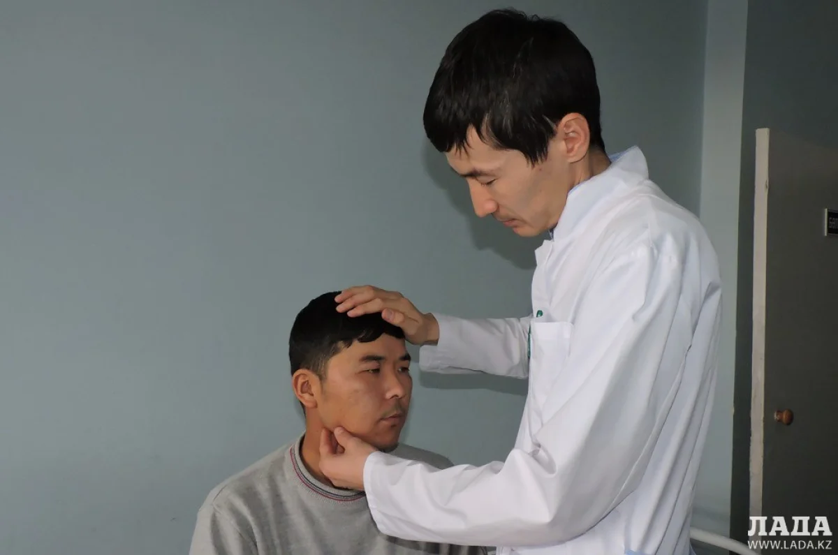 Дулат Майемер проводит осмотр пациента отделения. Фото автора