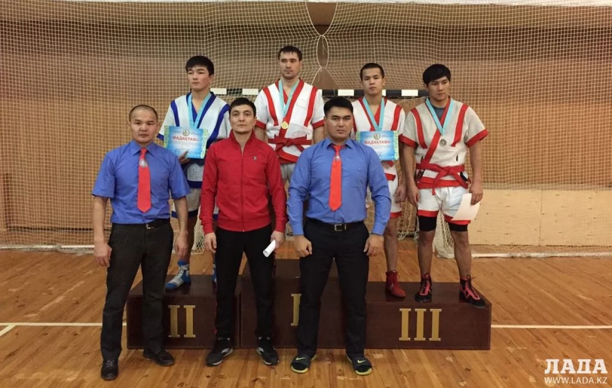 Жаксылык Меретжанов на третьей ступени пьедестала (второй справа). Фото предоставлено участниками турнира
