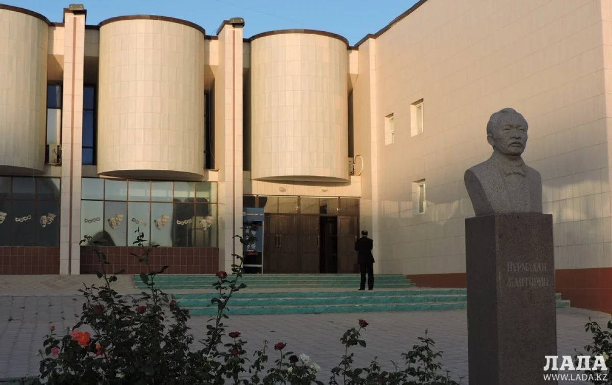 Здание театра им.Н.Жантурина. Фото автора