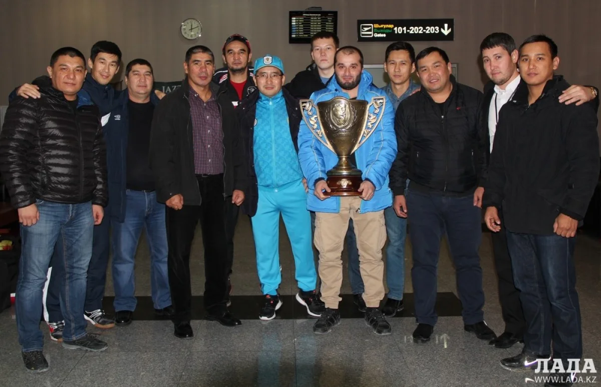 Встреча тренеров Федерации бокса Мангистаукой области в аэропорту Актау. Фото автора