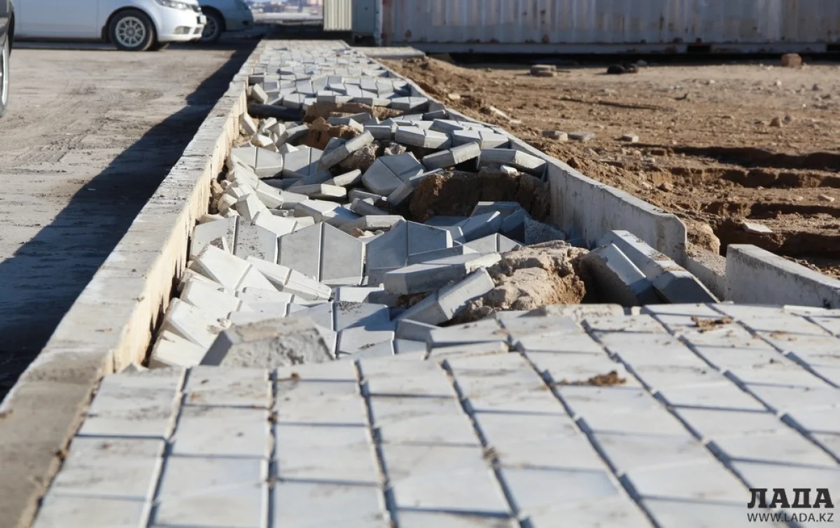 Тротуарная дорожка на набережной 1 микрорайона. Фото автора