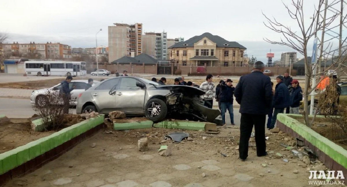 Протащив мужчину несколько метров по асфальту, водитель врезался в клумбу. Фото очевидцев