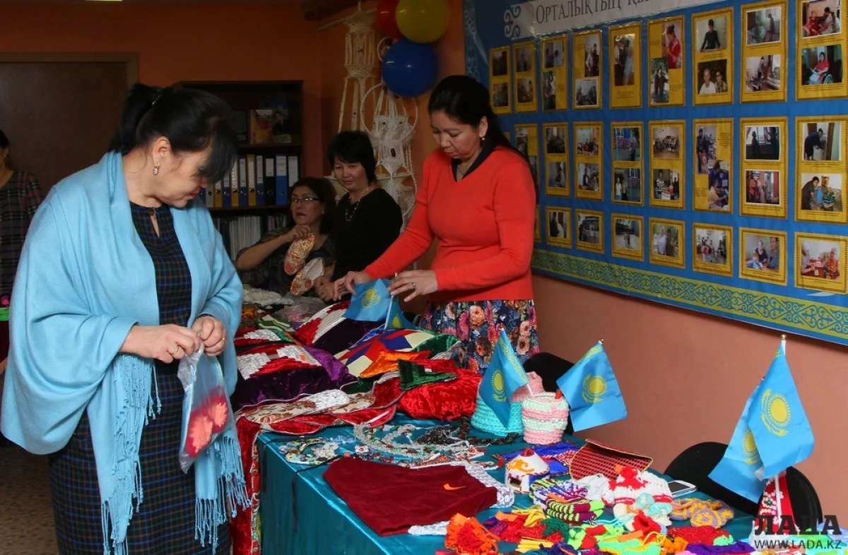 Социальные работники помогают своим подопечным реализовать поделки. Фото Жаната Айганина