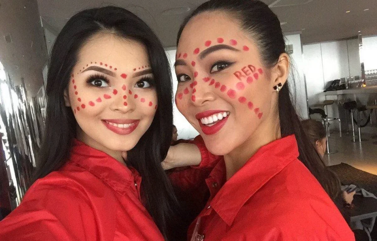 Алия Мергембаева во время спортивного этапа конкурса с другой участницей