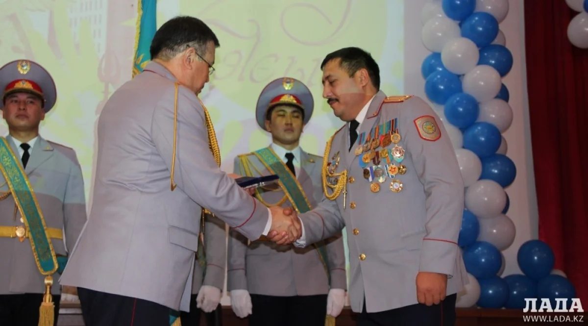 Награжение Улугбека Мылтыкова, начальника управления административной полиции. Фото автора