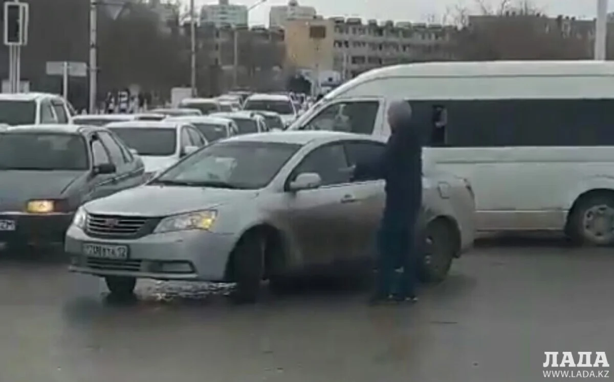 «Народный» регулировщик помог наладить движение в Актау