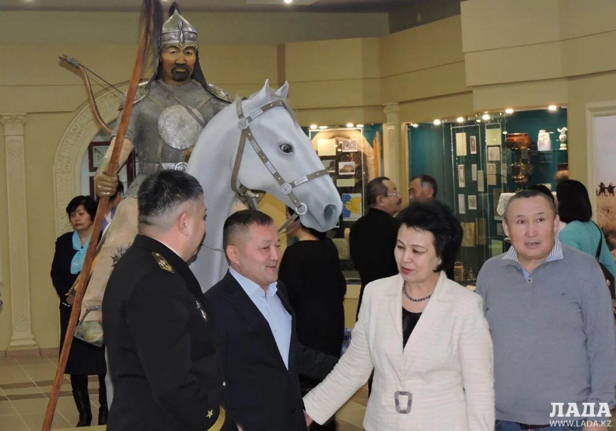 Тамара Жумалиева с художниками на открытии. Фото автора