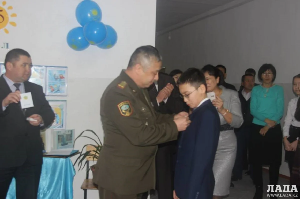 Школьнику вручают медаль от министра МВД