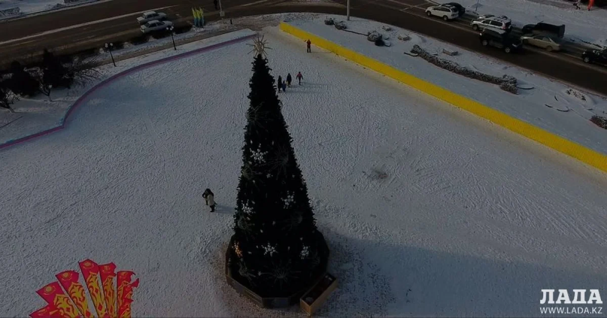 Новогодняя елка на площади «Ынтымак»
