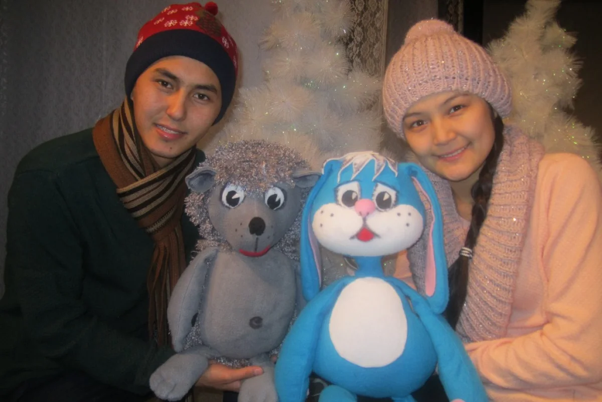 Молодые актеры Айгерим Ерсимбекова и Абилхаир Салимбаев готовятся к премьере. Фото предоставлено театром