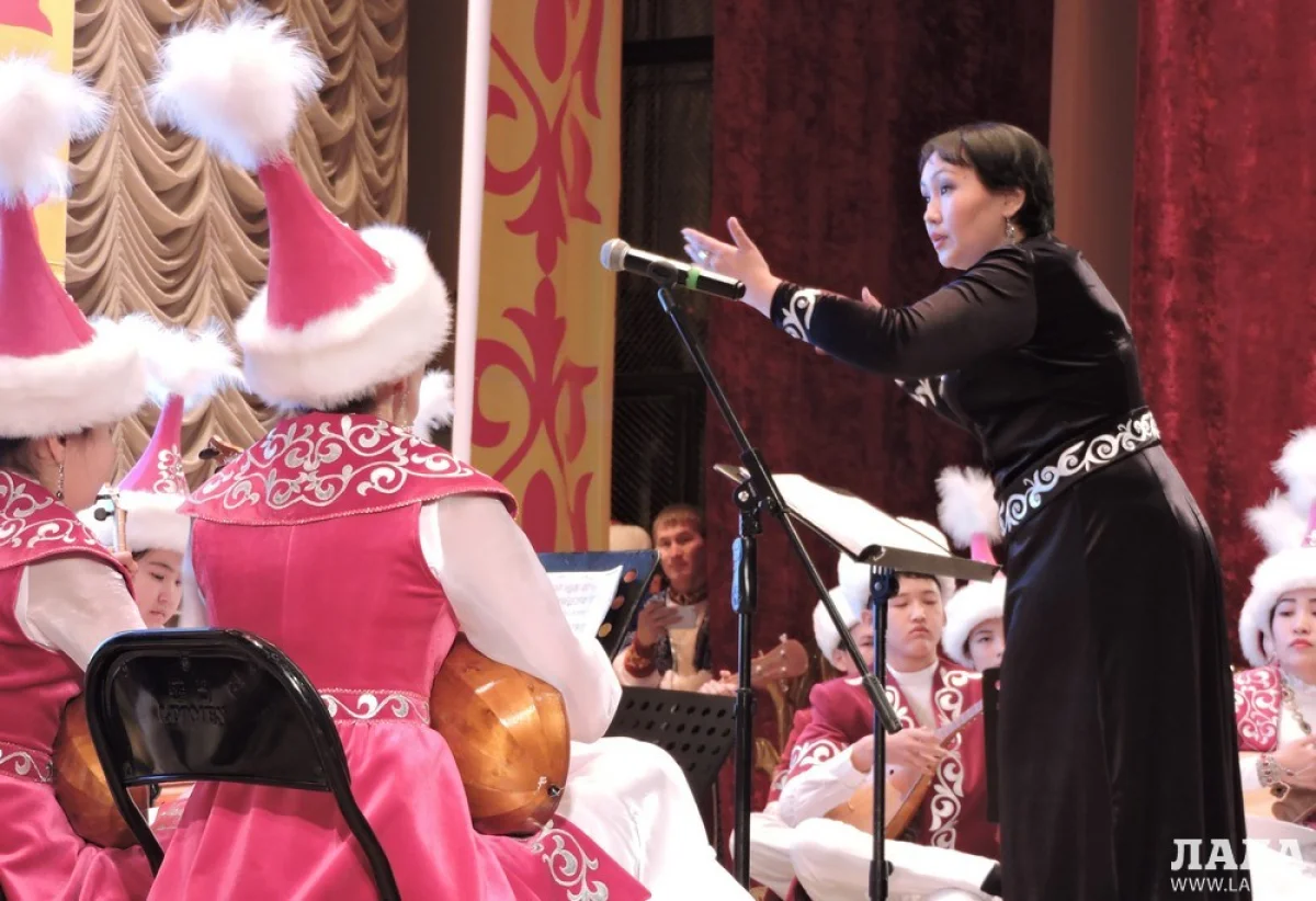 На сцене оркестр под управлением Жанар Кобегеновой. Фото автора