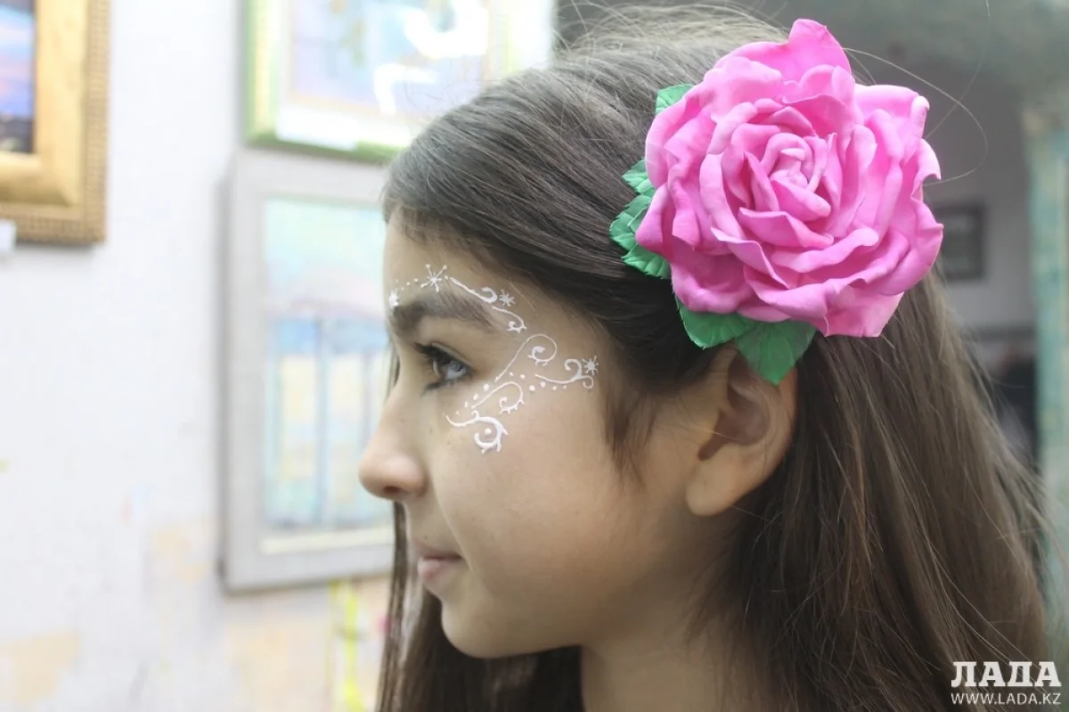 Наслаждаясь красотой картин. Фото автора