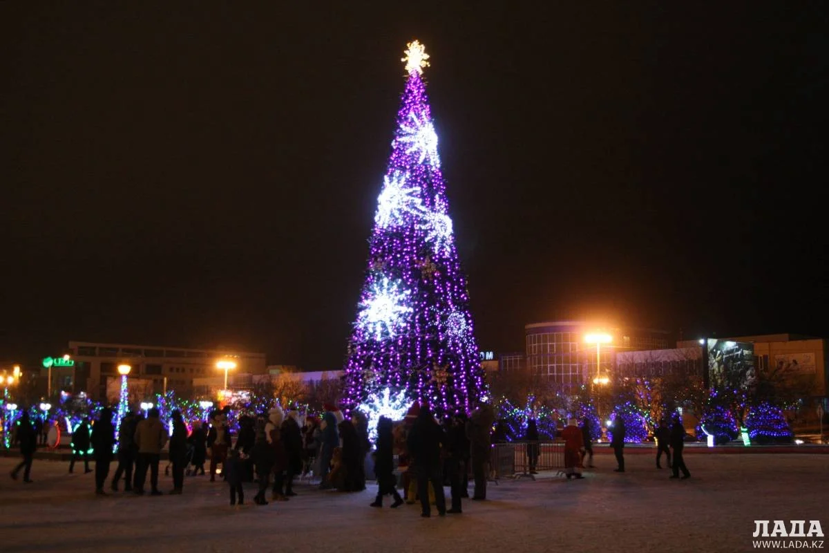 Елка на площади Ынтымак. Фото Ольги Ярославской