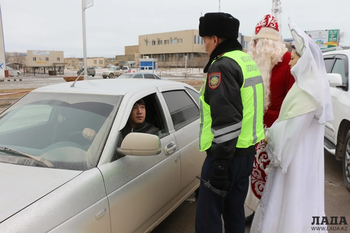 Фото Рашида Исмагилова||news_pic_more|<!--TBegin--><a href="https://img.lada.kz/2016-12/1483174638_5.jpg" onclick="return hs.expand(this)" ><img align="left" src="https://img.lada.kz/2016-12/thumbs/1483174638_5.jpg" alt='Полицейские Актау вместо протоколов о нарушении выдавали водителям подарки' title='Полицейские Актау вместо протоколов о нарушении выдавали водителям подарки'  /></a><!--TEnd--><br /><!--TBegin--><a href="https://img.lada.kz/2016-12/1483174612_1.jpg" onclick="return hs.expand(this)" ><img align="left" src="https://img.lada.kz/2016-12/thumbs/1483174612_1.jpg" alt='Полицейские Актау вместо протоколов о нарушении выдавали водителям подарки' title='Полицейские Актау вместо протоколов о нарушении выдавали водителям подарки'  /></a><!--TEnd--><br /><!--TBegin--><a href="https://img.lada.kz/2016-12/1483174683_3.jpg" onclick="return hs.expand(this)" ><img align="left" src="https://img.lada.kz/2016-12/thumbs/1483174683_3.jpg" alt='Полицейские Актау вместо протоколов о нарушении выдавали водителям подарки' title='Полицейские Актау вместо протоколов о нарушении выдавали водителям подарки'  /></a><!--TEnd--><br /><!--TBegin--><a href="https://img.lada.kz/2016-12/1483174671_4.jpg" onclick="return hs.expand(this)" ><img align="left" src="https://img.lada.kz/2016-12/thumbs/1483174671_4.jpg" alt='Полицейские Актау вместо протоколов о нарушении выдавали водителям подарки' title='Полицейские Актау вместо протоколов о нарушении выдавали водителям подарки'  /></a><!--TEnd-->