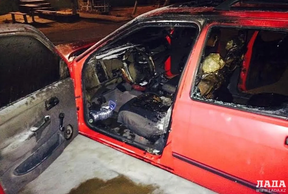 Сгоревший автомобиль в 4 микрорайоне. Фото предоставлено Нуржаном Борашевым