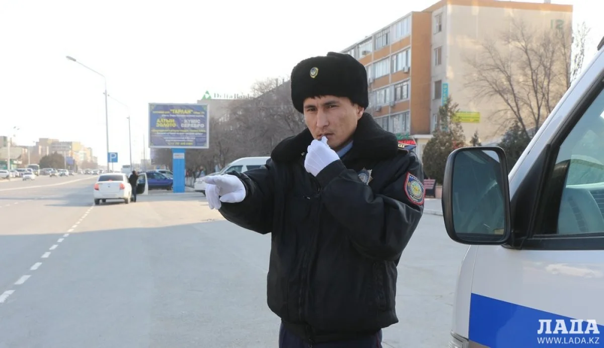 Инспектор останавливал автомобили неплательщиков, которые выявила система «Автоураган». Фото Рашида Исмагилова