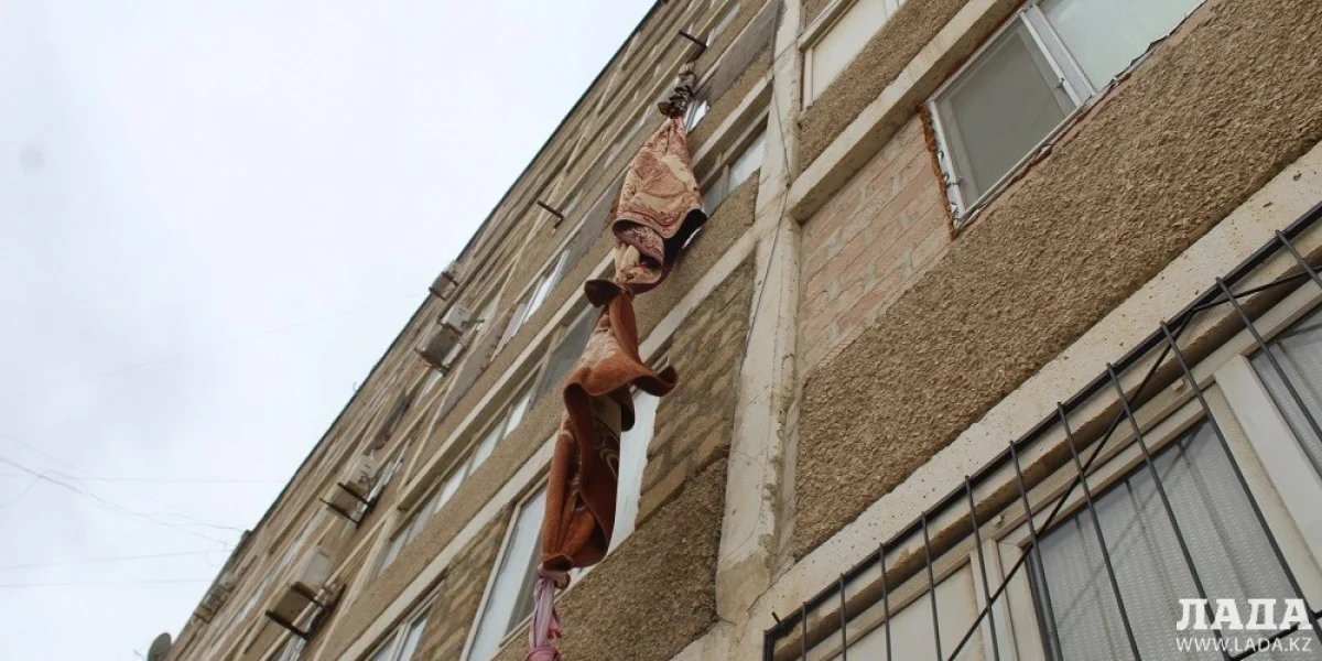 Ковры, по которым молодые люди спустились с 5 этажа жилого дома