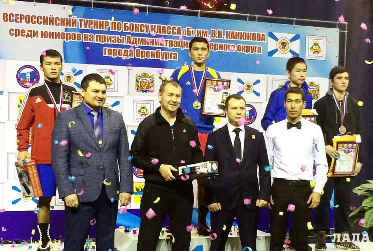 Награждение Нурлыхата Утепбергенова. Фото предоставлено пресс-службой Федерации бокса Мангистауской области