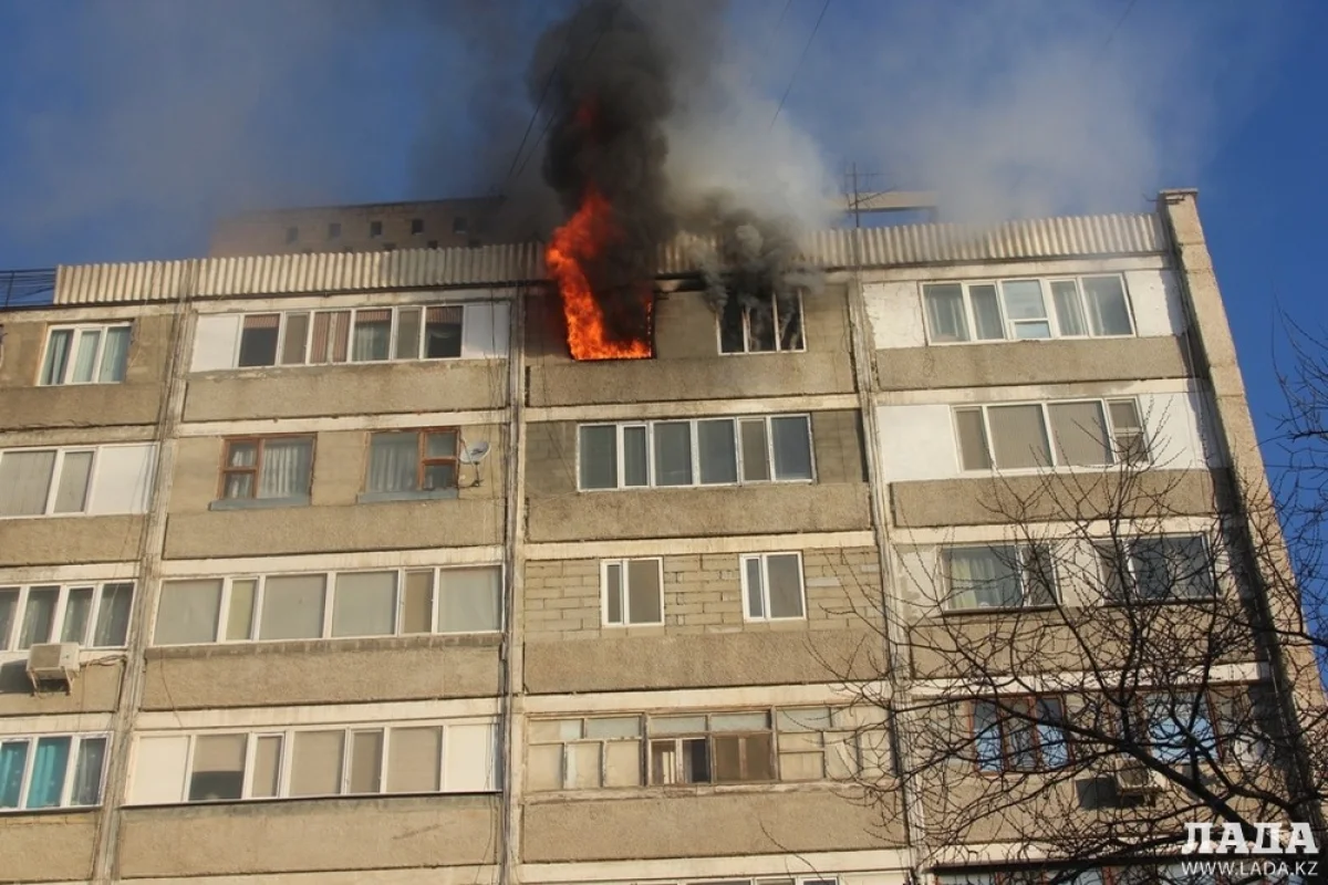Пожар по адресу 1 микрорайон, 4 дом. Фото предоставлено пресс-службой ведомства