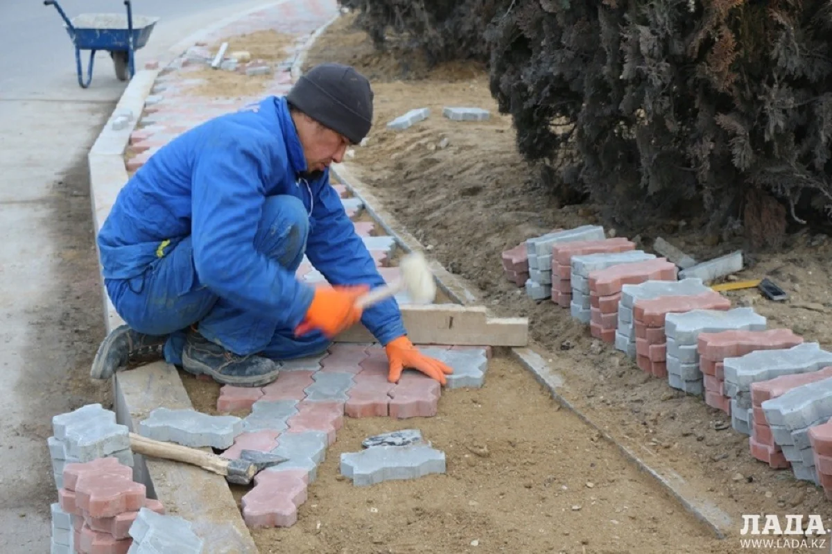 Работы по укладке тротуаров в Актау продолжаются