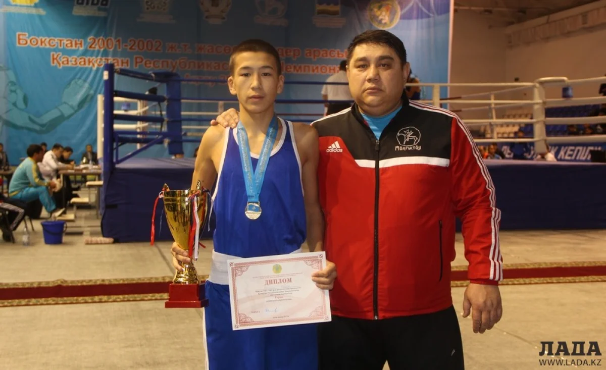 Чемпион Казахстана по боксу Нурбек Орысбай и его тренер Аскар Камалов