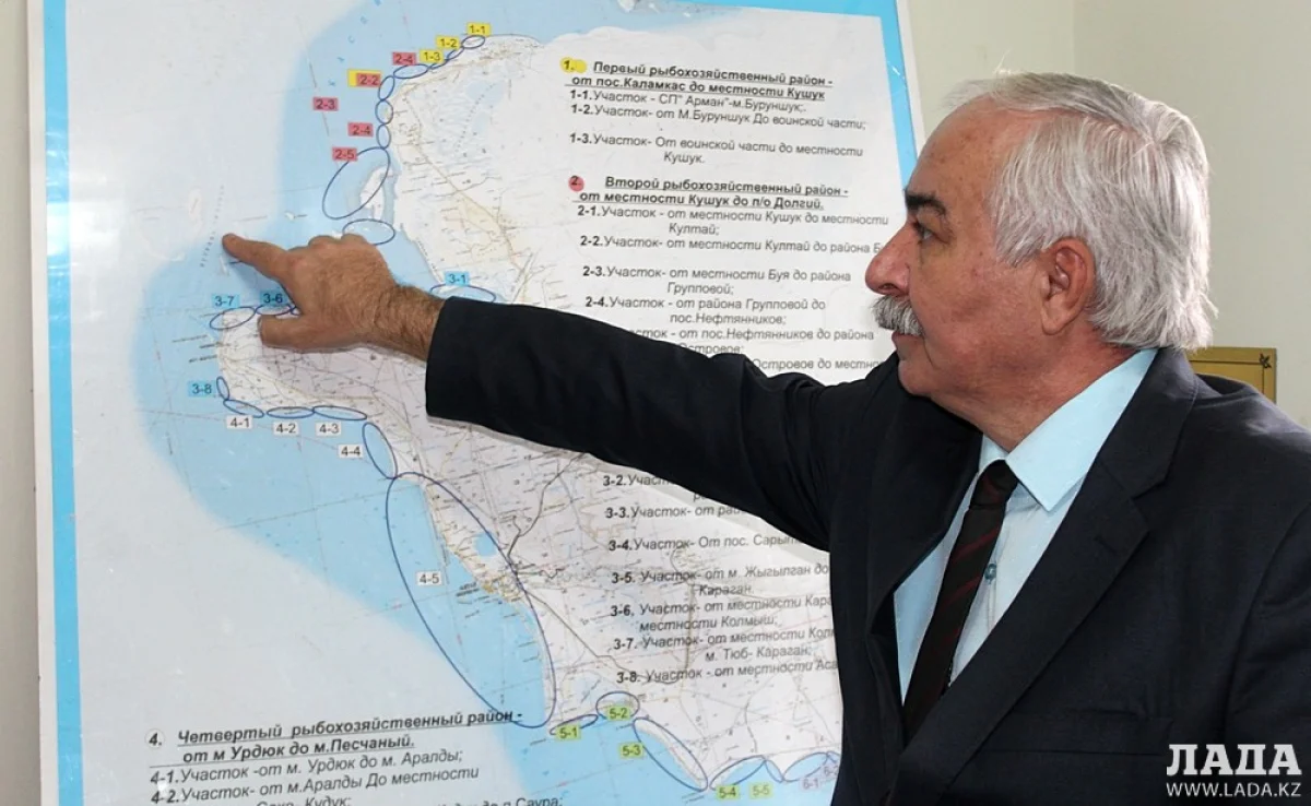 Адизал Шихметов, руководитель рыбного хозяйства Мангистауской областной территориальной инспекции лесного хозяйства и животного мира. Фото Ольги Ярославской