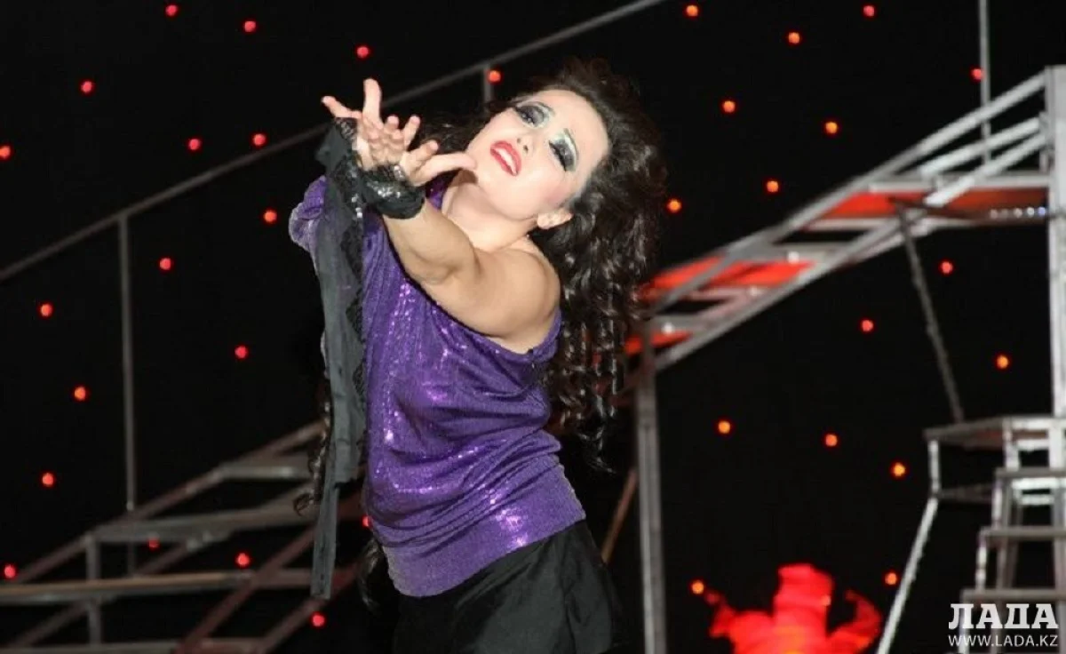 Победительница конкурса "А ты готов стать звездой?" Диляра Кульдиева на финальном шоу