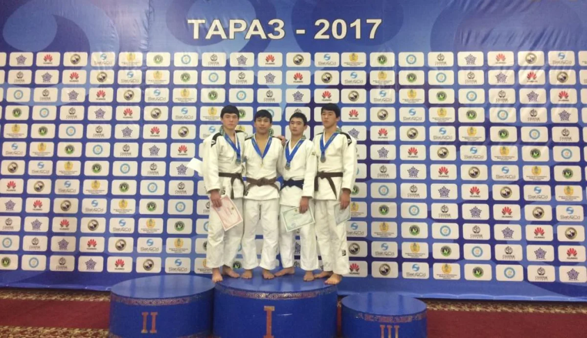 На пьедестале почета Нурбек Куанышулы (справа). Фото предоставлено ДЮСШ &quot;Жастар&quot;