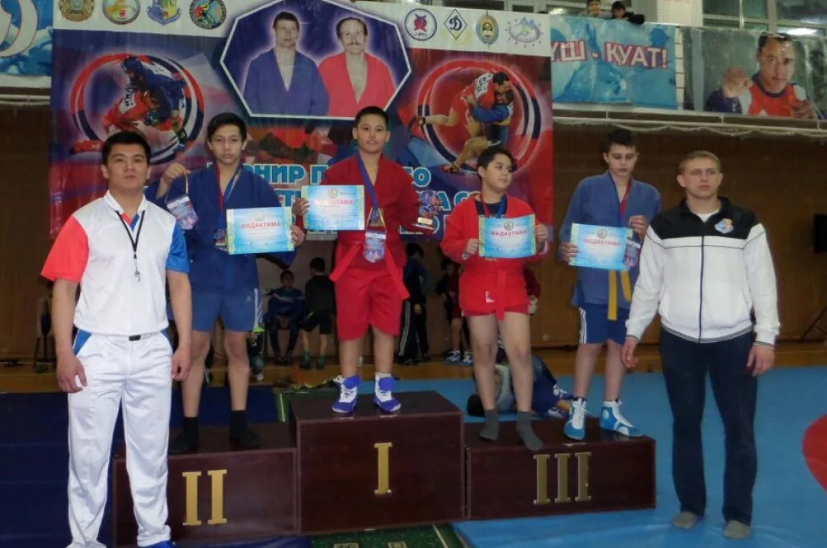 Ерлан Сериков со своими воспитанниками - чемпионами турнира. Фото предоставлено ДЮСШ &quot;Жастар&quot;