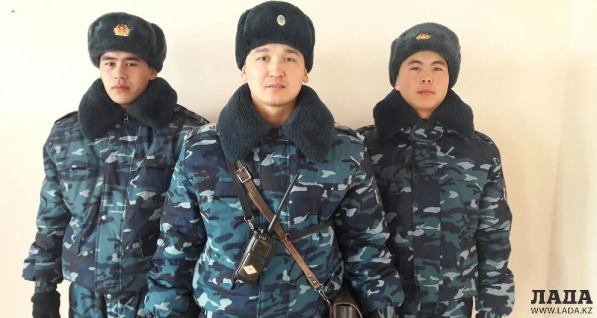 Патрульные, задержавшие разыскиваемого преступника