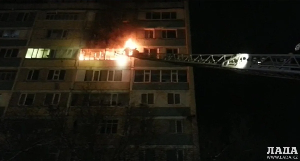 Пожар по адресу 9 микрорайон, 30 дом. Фото предоставлено пресс-службой ведомства