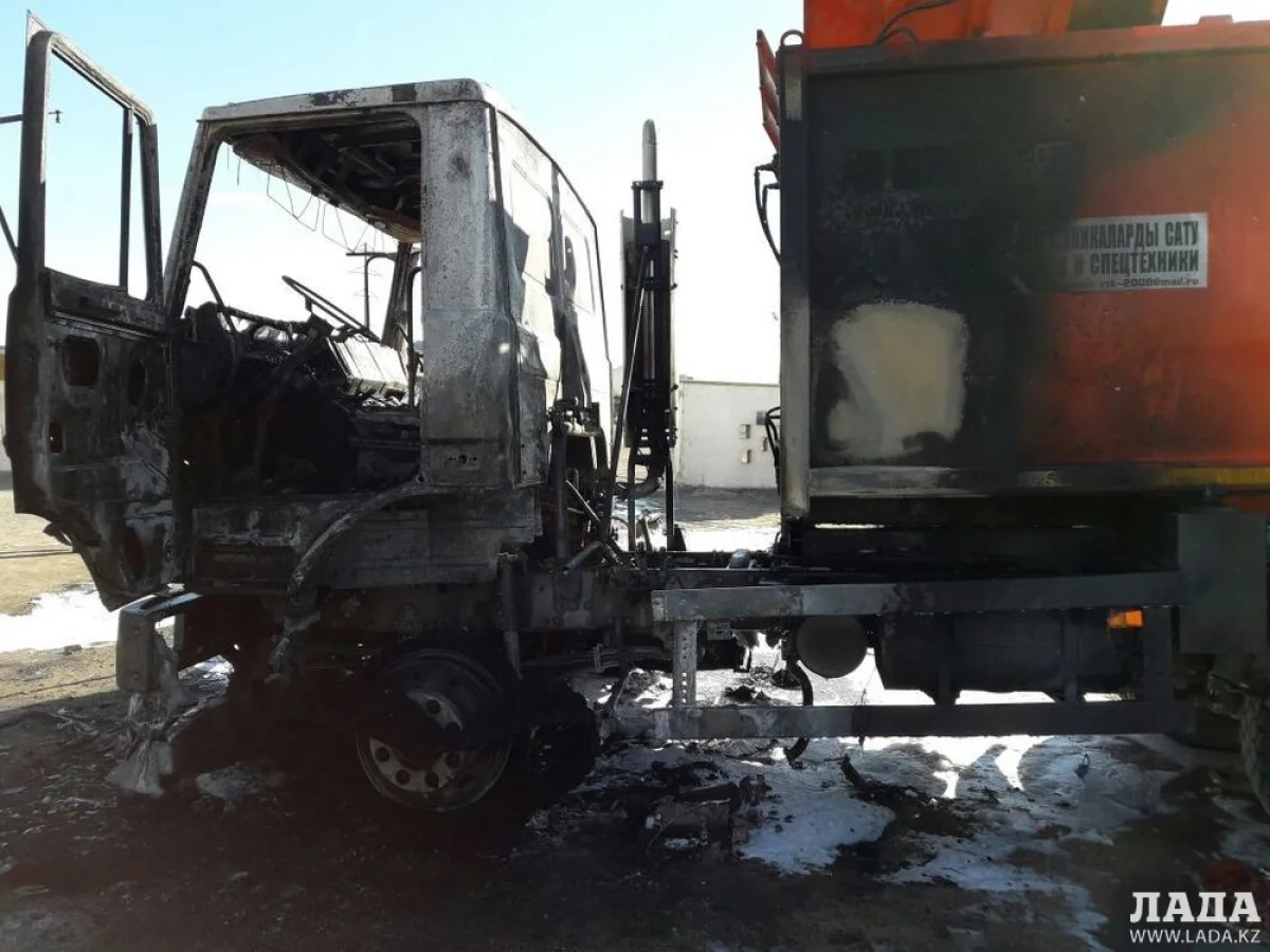 Сгоревший мусоровоз. Фото предоставлено очевидцами