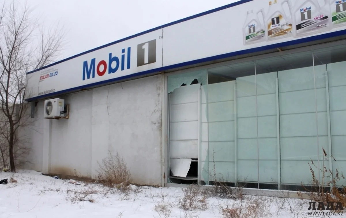 Воры разбили закалённое стекло