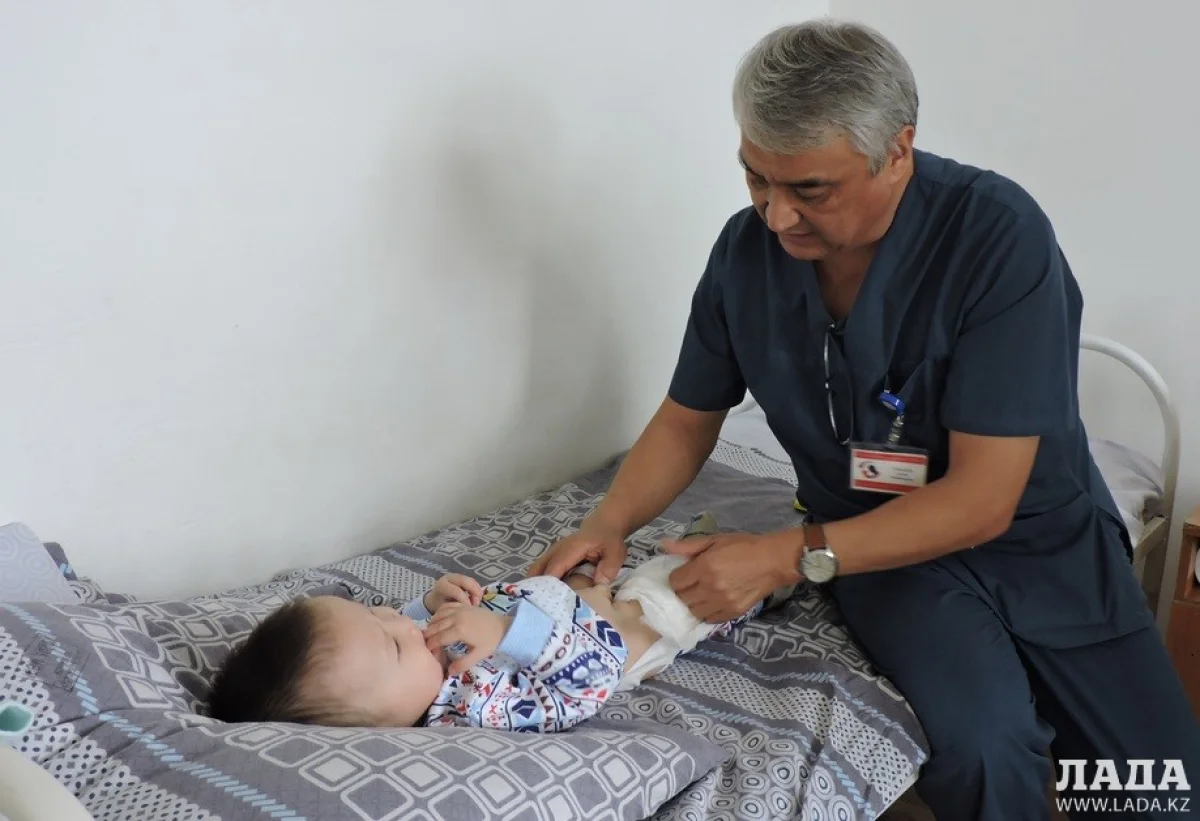 Султанбек Тумашев осматривает больного ребенка. Фото автора