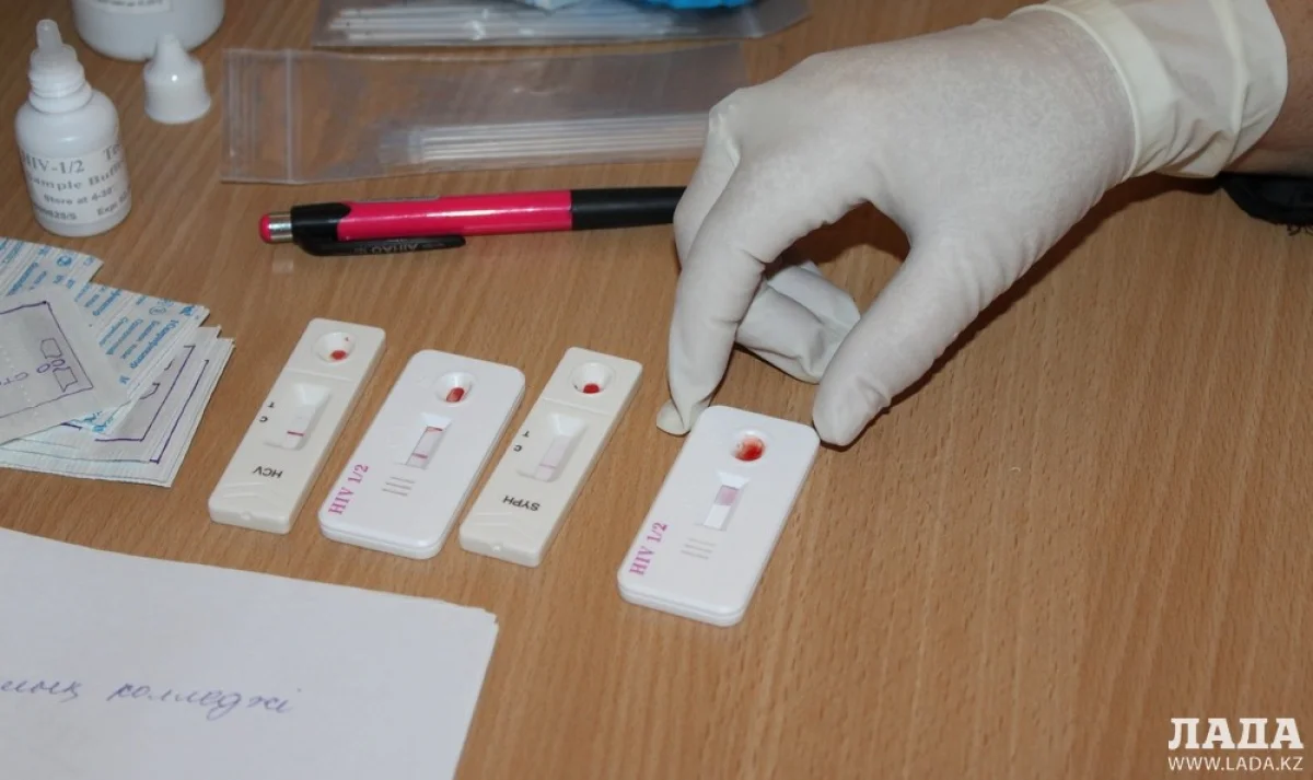 Лаборанты центра применяют метод экспресс-анализа. Фото автора