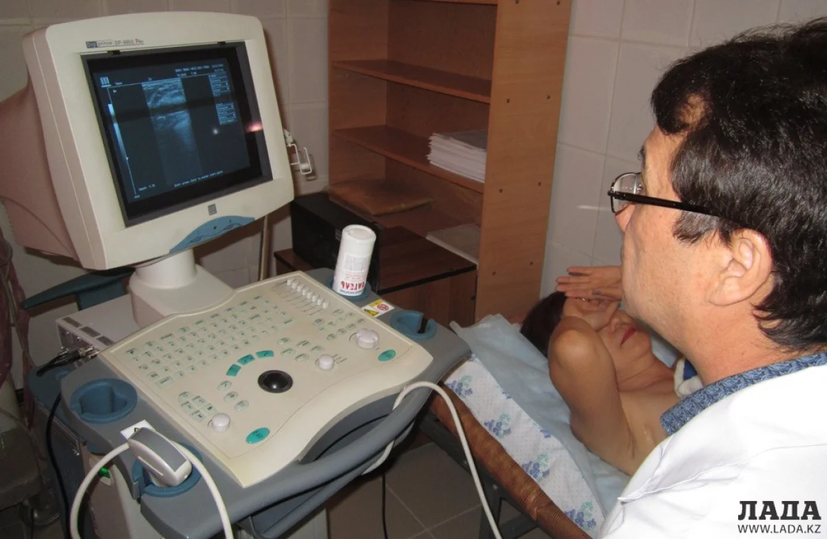 Врач-онколог Раманкулов проводит ультразвуковое исследование пациентки. Фото автора