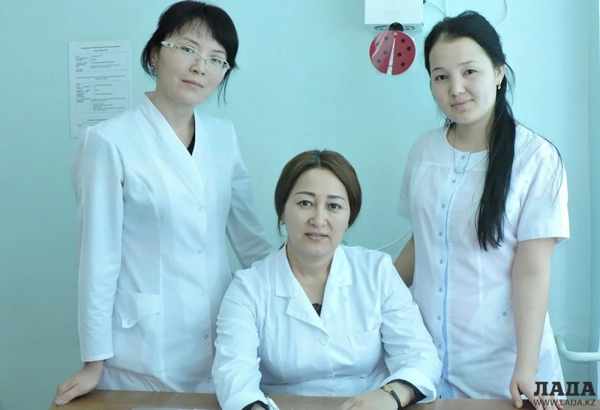 Райхан Мендикулова с медсестрами кабинета. Фото автора