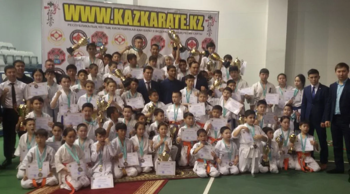 Призеры и победители турнира со своими наставниками. Фото предоставлено М.Букеевым