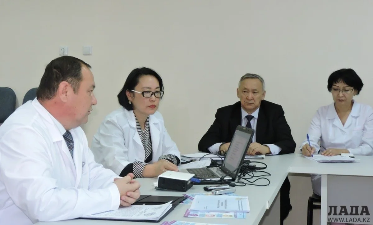 Кут Титанов и Кундуз Киркимова, заместитель директора. Фото автора