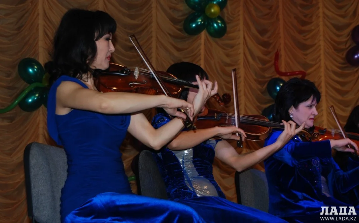 На сцене симфонический оркестр. Фото автора из архива Lada.kz