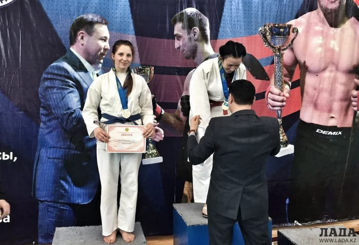 Награждение серебряной призерки чемпионата РК Зинаида Белоусова. Фото предоставлено участниками соревнований