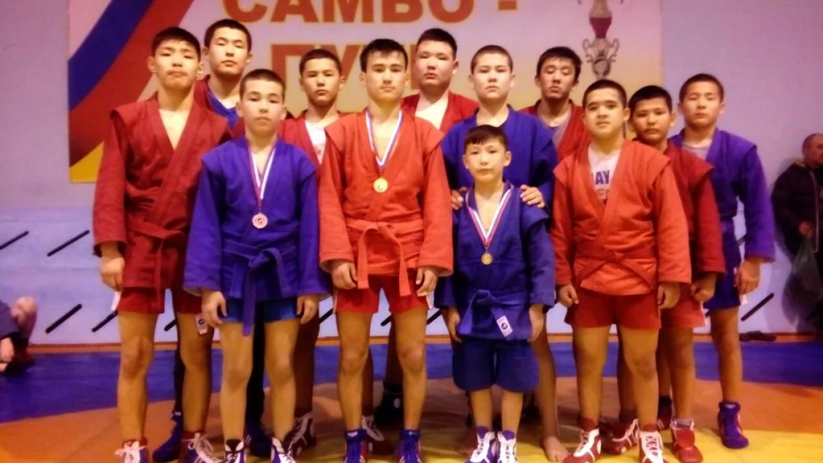 Мангистауские самбисты после награждения. Фото предоставлено Б.Жумагалиевым