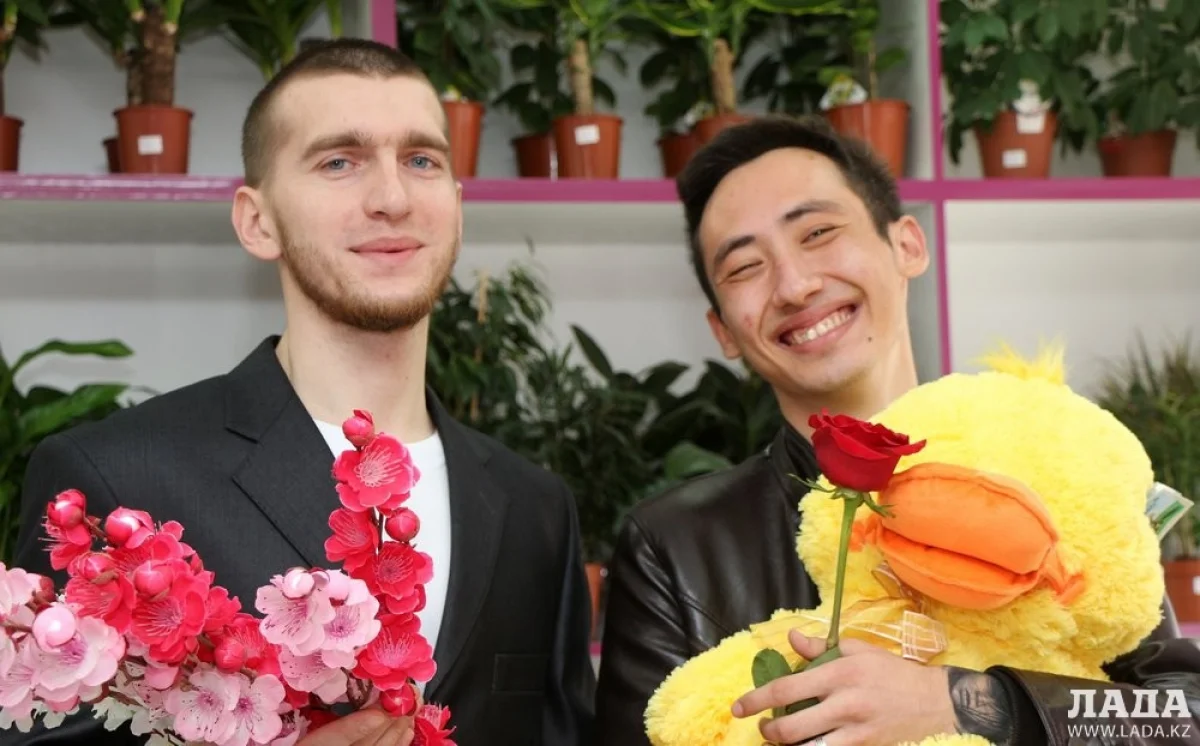 За помощь в съемках ролика Lada.kz благодарит цветочный магазин «Флора Альянс» (Актау, 8 мкр., за зданием бизнес-центра  «Elite Alliance»)