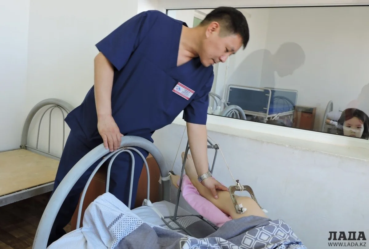 Курман Кайранов осматривает пациента. Фото автора