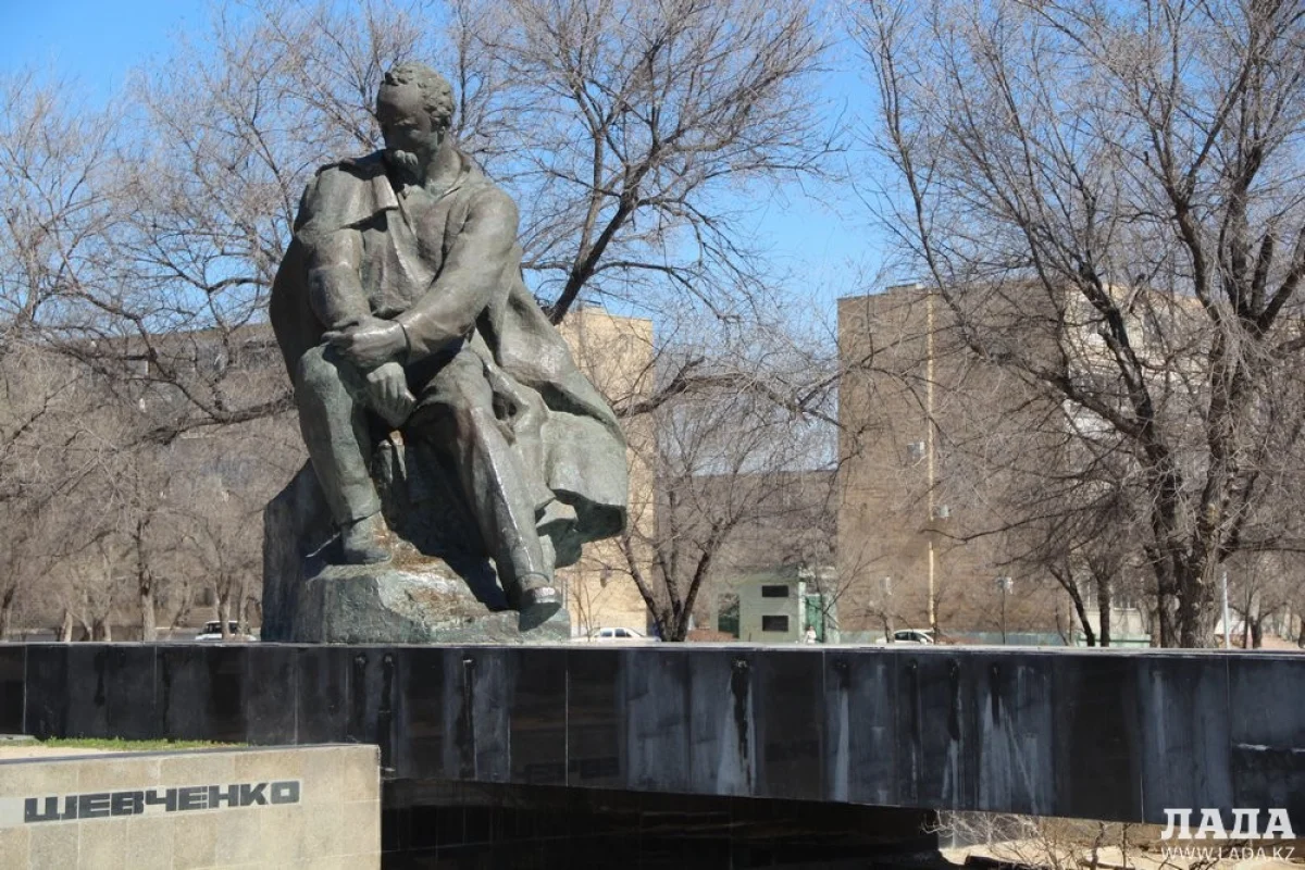 Памятник Тарасу Шевченко в городском сквере. Фото Лианы Рязанцевой