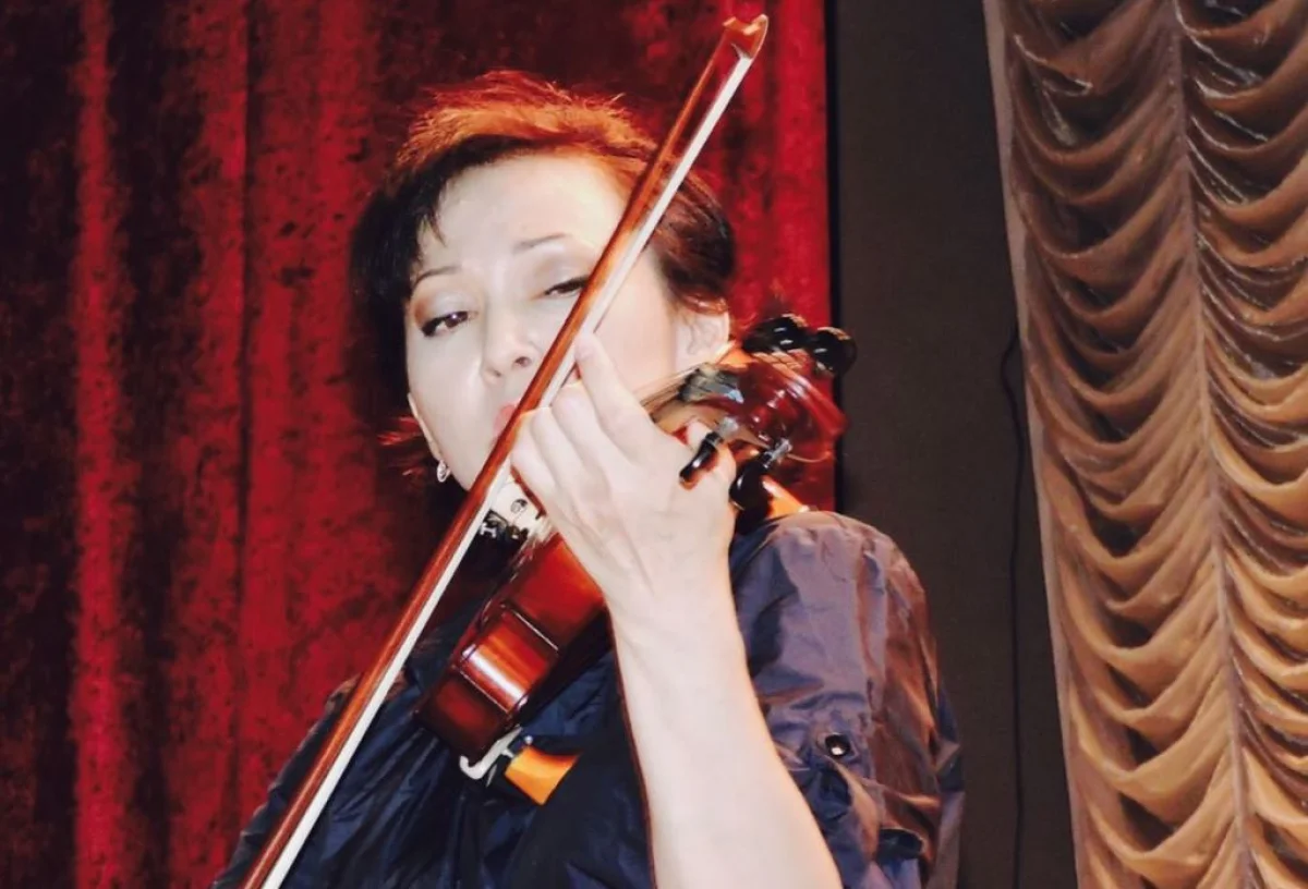 Соло на скрипке Анар Жанбырбаевой. Фото предоставлено камерным ансамблеем