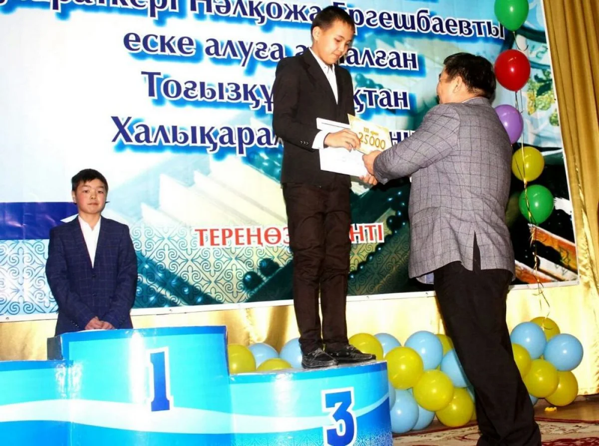 Жумакелди Туракбай на церемонии награждения. Фото предоставлено федерацией области по тогыз кумалак