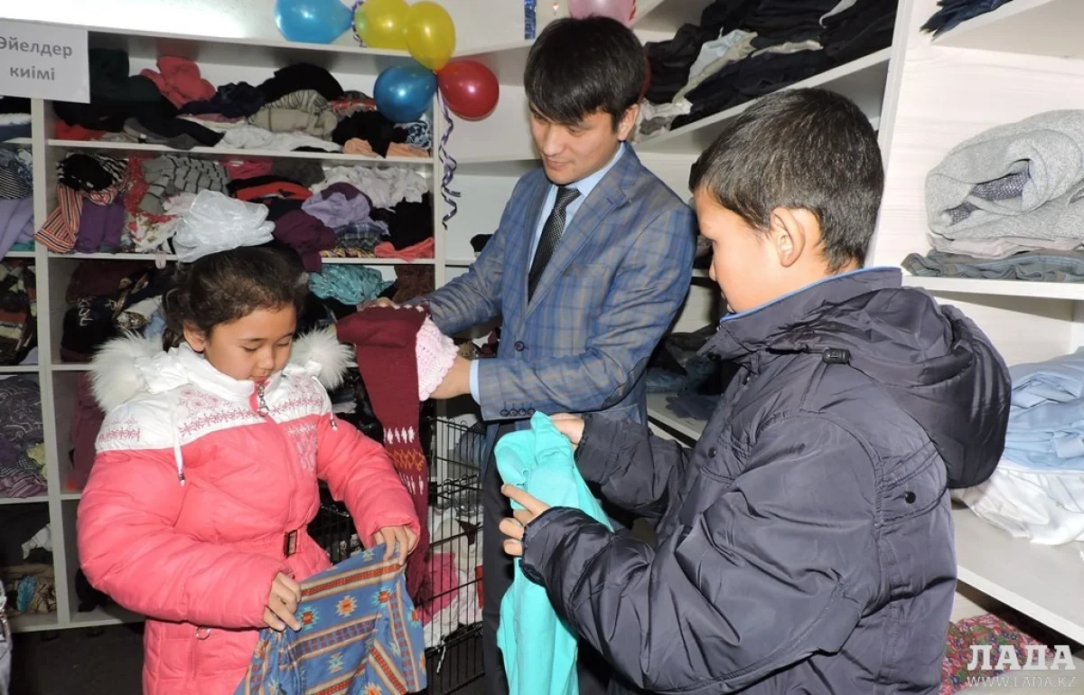 Дети из многодетной семьи выбирают одежду. Фото автора из архива