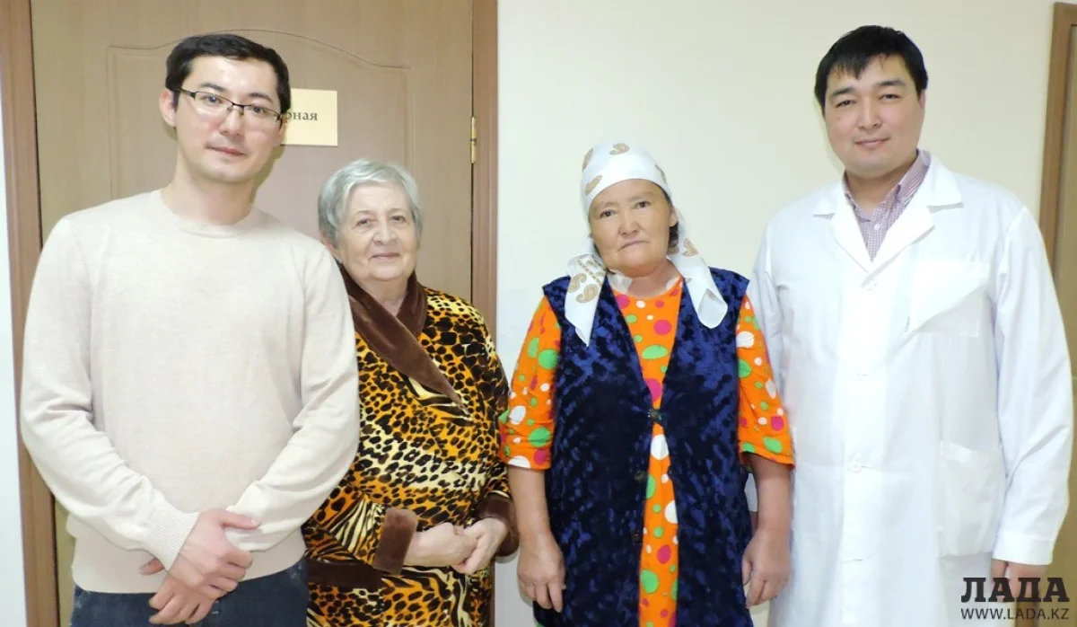 Врачи с пациентами. Фото автора